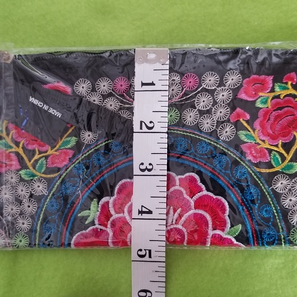 Embroidered wristlet - Picture 5 of 6